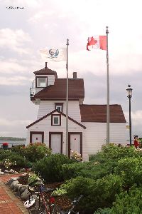 The lighthouse is considered a "hunchback" style.