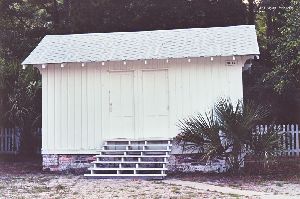 Picture of the outbuilding.